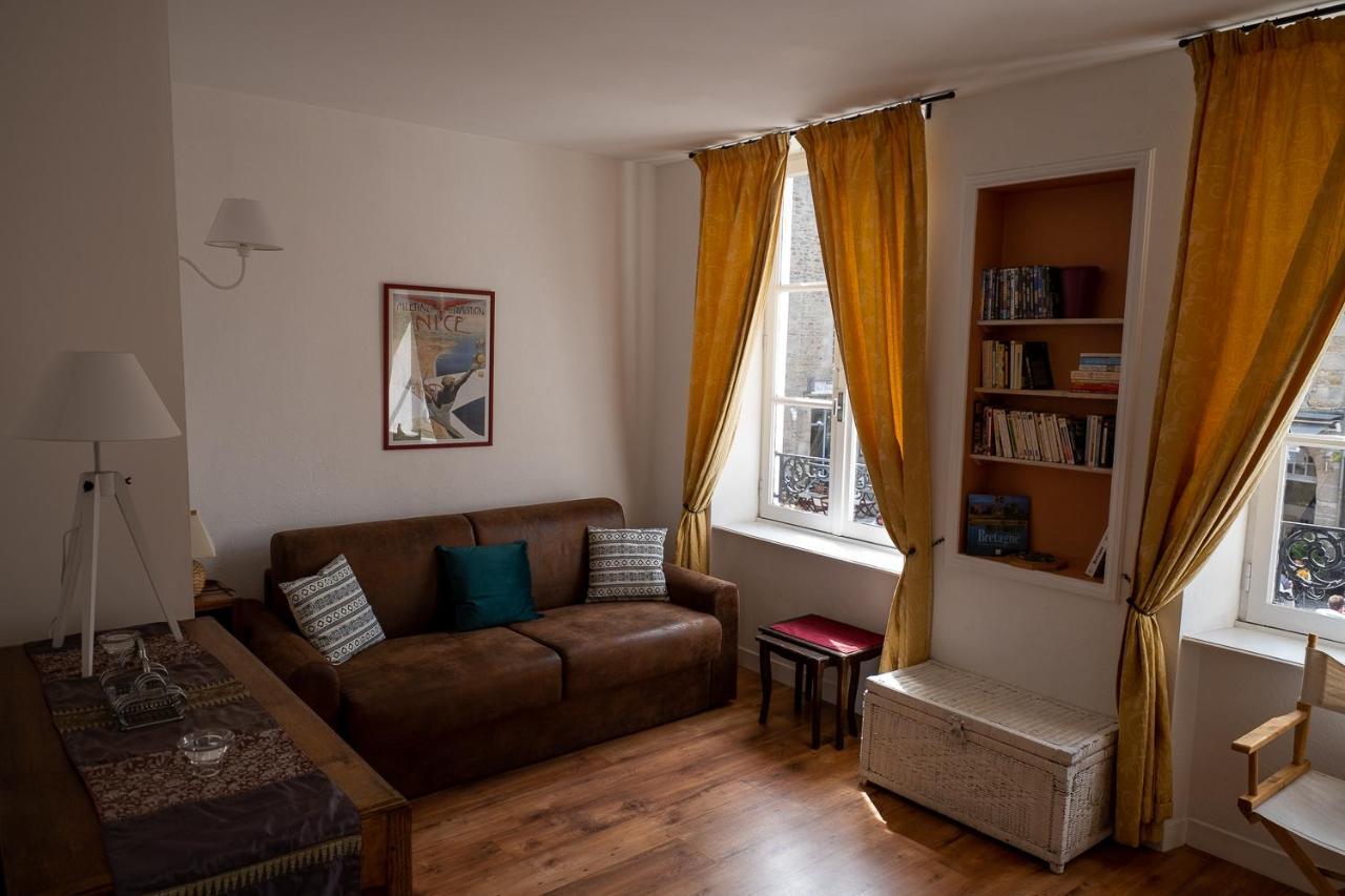 Appartement Place Des Cordeliers Динан Екстериор снимка